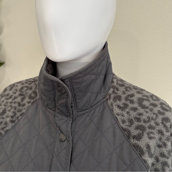 Abercrombie & Fitch Leopard Furry Fleece Quilted Snap Bomber Jacket Womens XXS - Picture 3 of 11